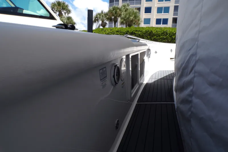 Slide: The Image of Boston Whaler 350 OUTRAGE 2016 - 14