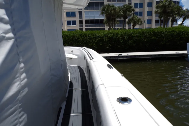Slide: The Image of Boston Whaler 350 OUTRAGE 2016 - 16