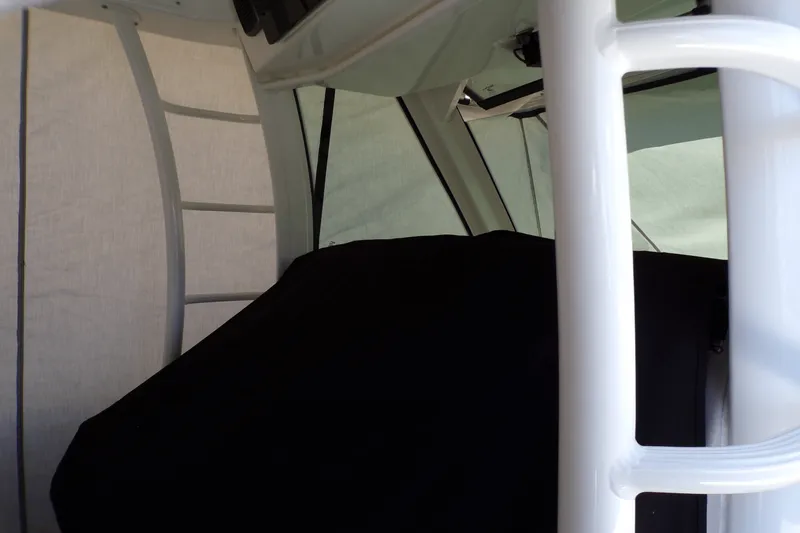 Slide: The Image of Boston Whaler 350 OUTRAGE 2016 - 22