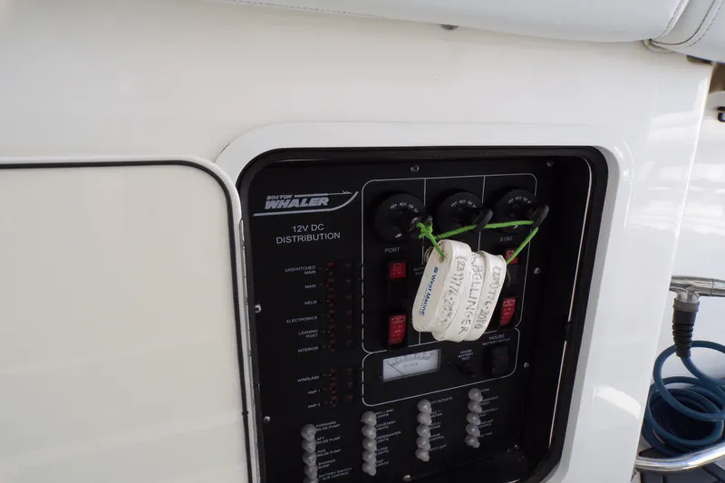 Slide: The Image of Boston Whaler 350 OUTRAGE 2016 - 26