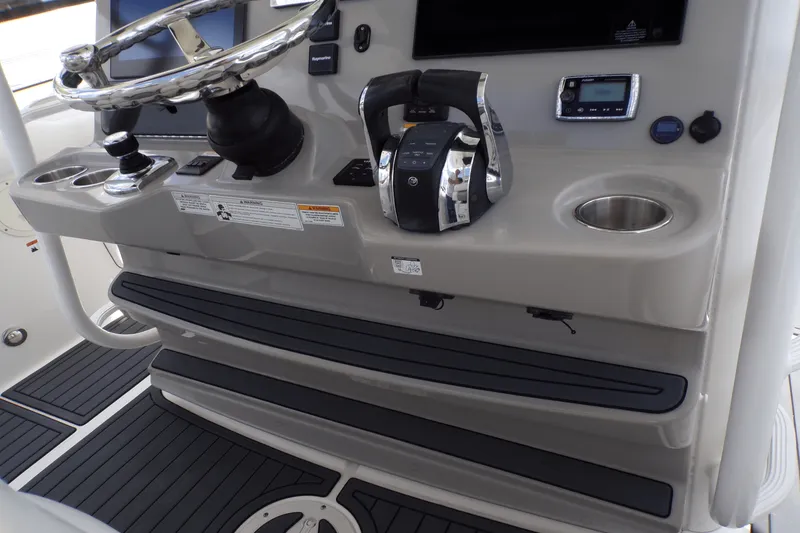 Slide: The Image of Boston Whaler 350 OUTRAGE 2016 - 28