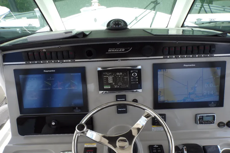 Slide: The Image of Boston Whaler 350 OUTRAGE 2016 - 29