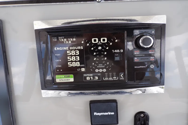 Slide: The Image of Boston Whaler 350 OUTRAGE 2016 - 31