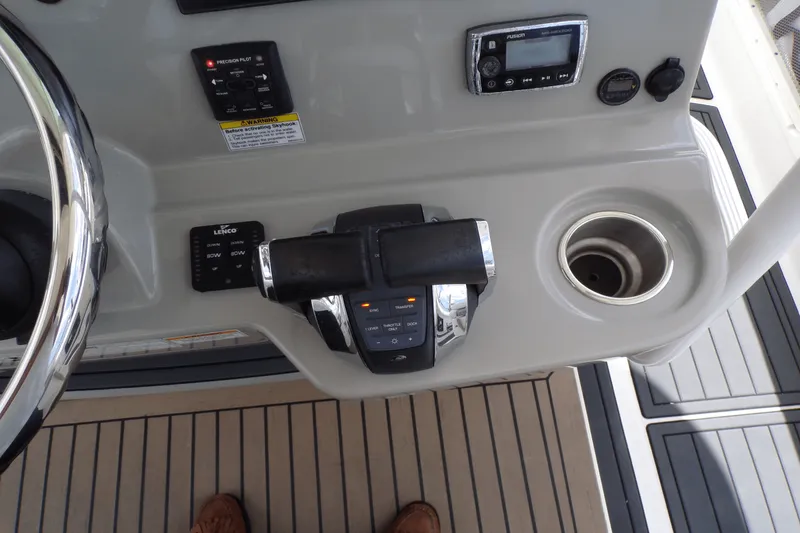 Slide: The Image of Boston Whaler 350 OUTRAGE 2016 - 34