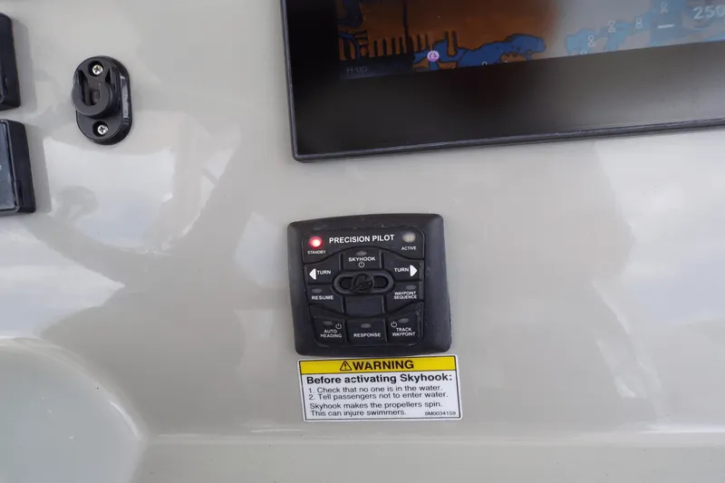 Slide: The Image of Boston Whaler 350 OUTRAGE 2016 - 36