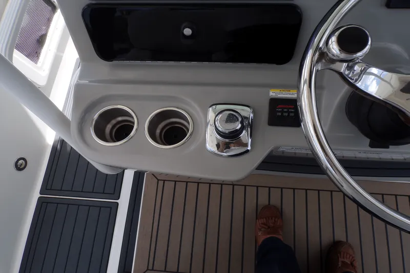 Slide: The Image of Boston Whaler 350 OUTRAGE 2016 - 38