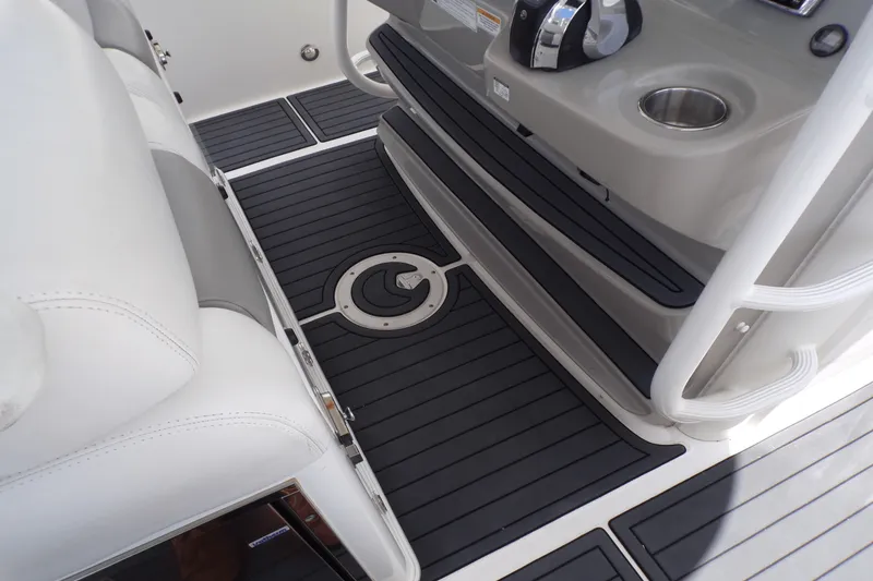 Slide: The Image of Boston Whaler 350 OUTRAGE 2016 - 40