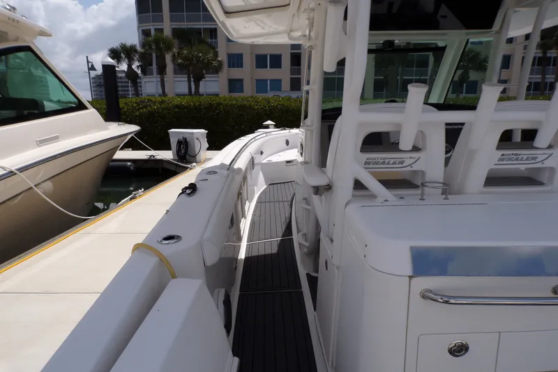 Slide: The Image of Boston Whaler 350 OUTRAGE 2016 - 41