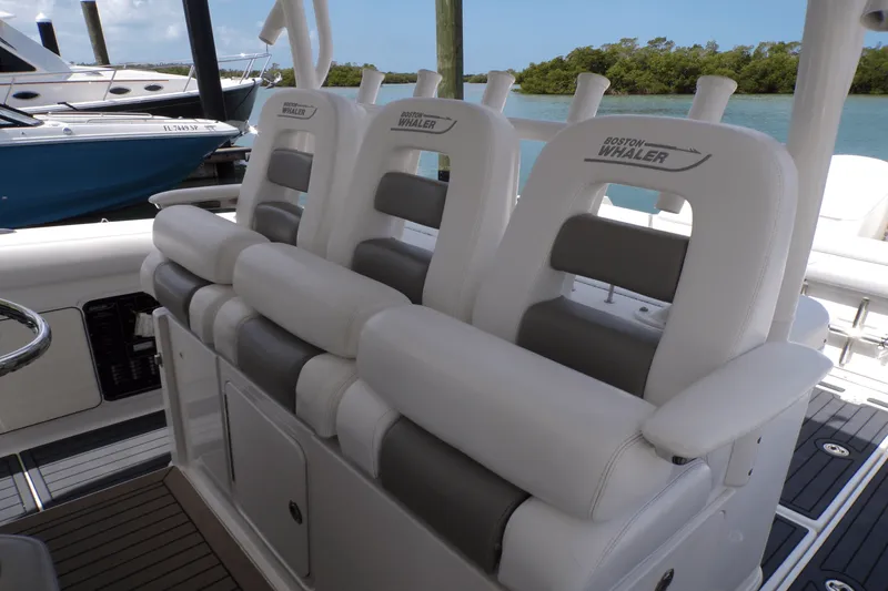 Slide: The Image of Boston Whaler 350 OUTRAGE 2016 - 42