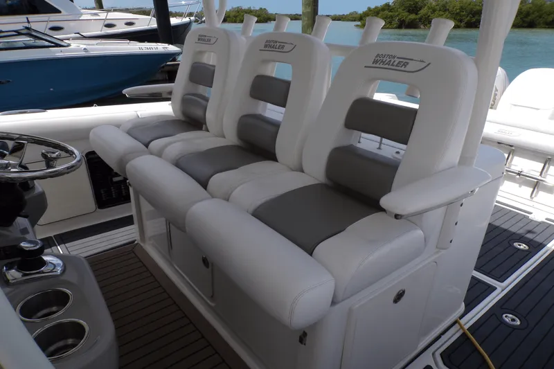 Slide: The Image of Boston Whaler 350 OUTRAGE 2016 - 43