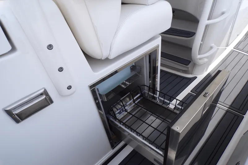 Slide: The Image of Boston Whaler 350 OUTRAGE 2016 - 44