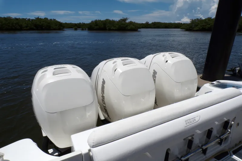 Slide: The Image of Boston Whaler 350 OUTRAGE 2016 - 46