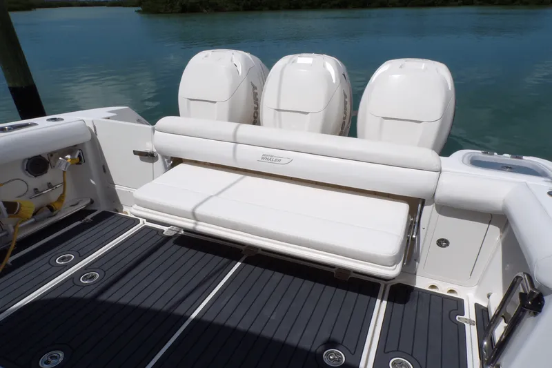 Slide: The Image of Boston Whaler 350 OUTRAGE 2016 - 48