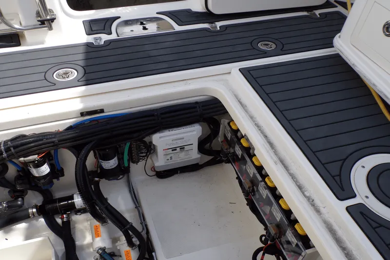 Slide: The Image of Boston Whaler 350 OUTRAGE 2016 - 58