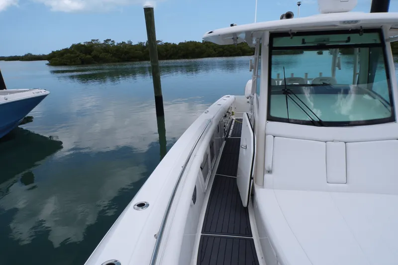 Slide: The Image of Boston Whaler 350 OUTRAGE 2016 - 65