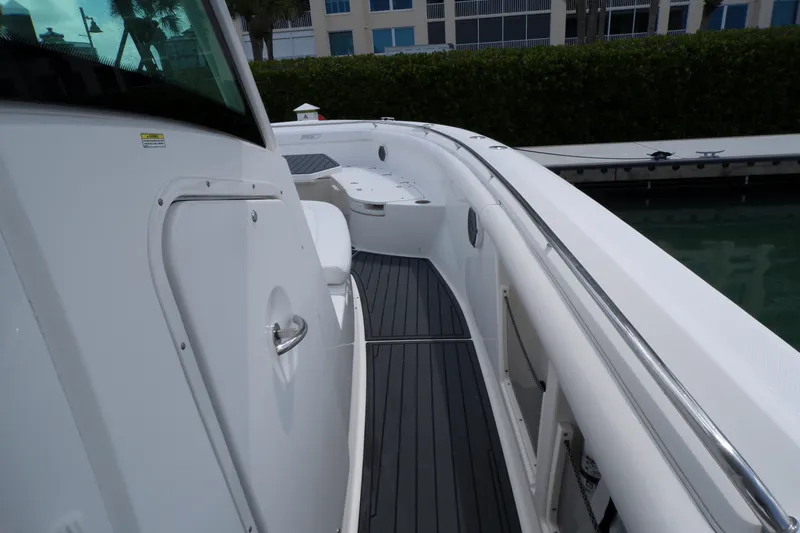 Slide: The Image of Boston Whaler 350 OUTRAGE 2016 - 77