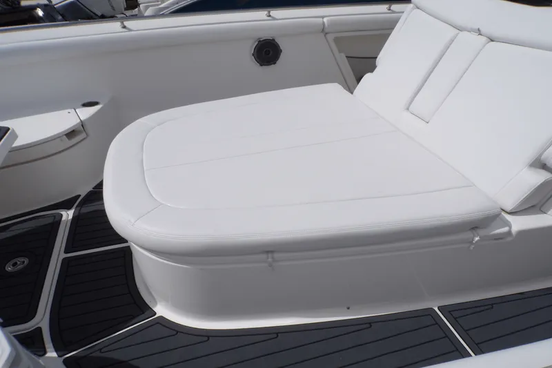 Slide: The Image of Boston Whaler 350 OUTRAGE 2016 - 80