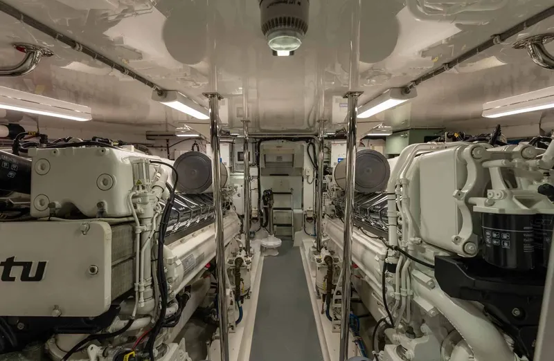 Slide: The Image of Hatteras GT70 2018 - 32