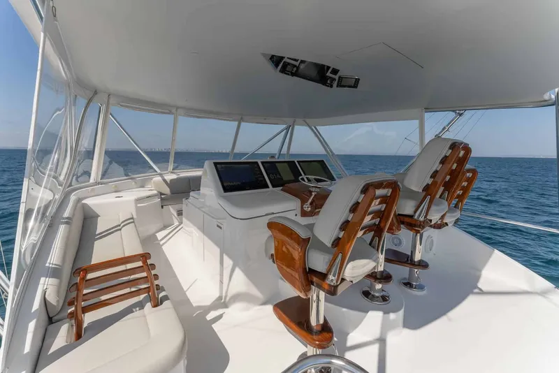 Slide: The Image of Hatteras GT70 2018 - 9