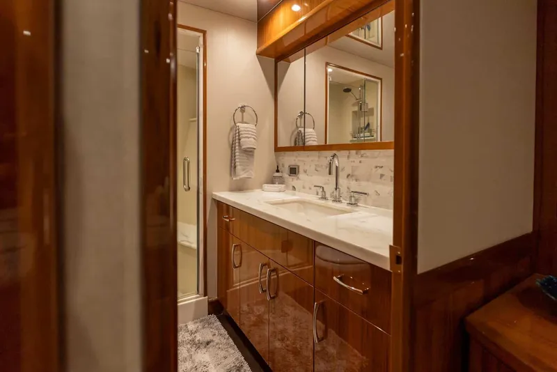 Slide: The Image of Hatteras GT70 2018 - 22