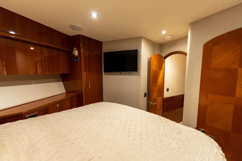 Slide: The Image of Hatteras GT70 2018 - 25