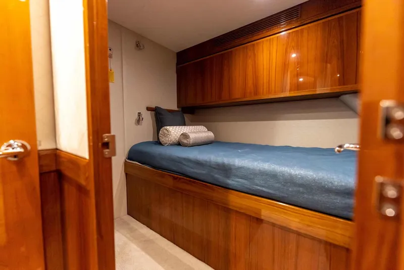 Slide: The Image of Hatteras GT70 2018 - 27