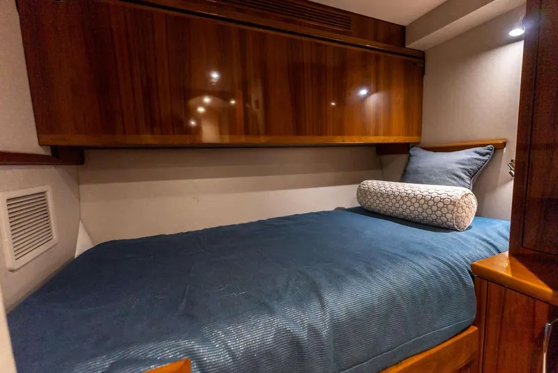 Slide: The Image of Hatteras GT70 2018 - 28