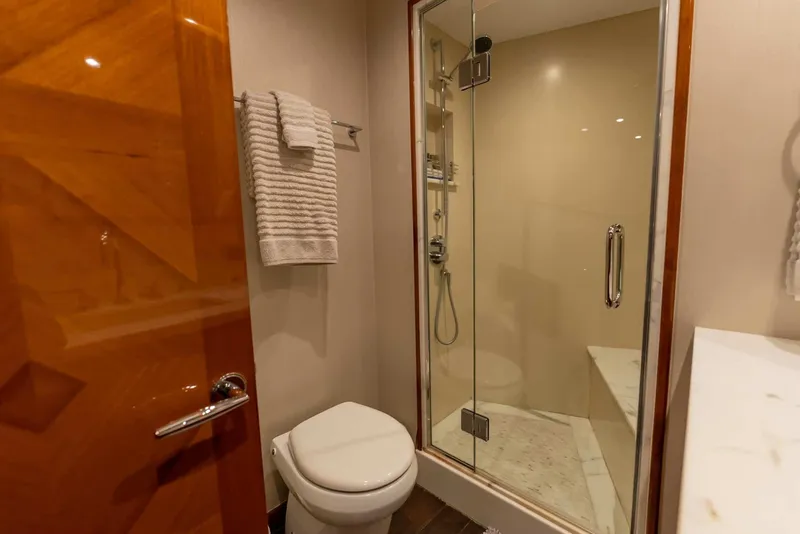 Slide: The Image of Hatteras GT70 2018 - 32