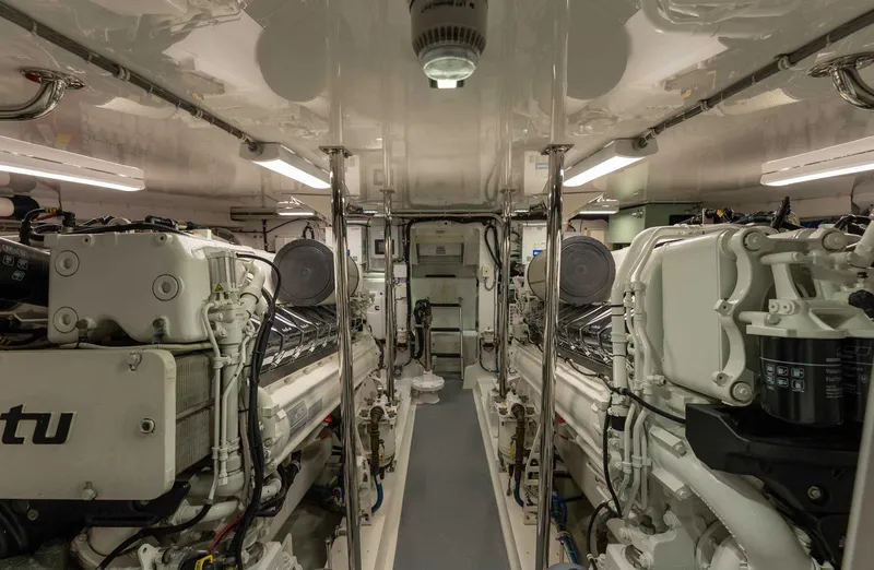 Slide: The Image of Hatteras GT70 2018 - 35