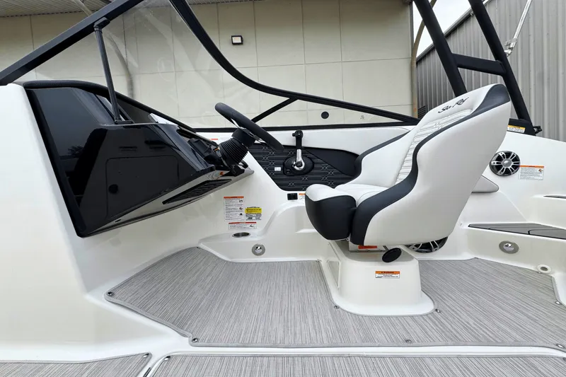 Slide: The Image of Sea Ray SPX 190 Outboard 2025 - 6