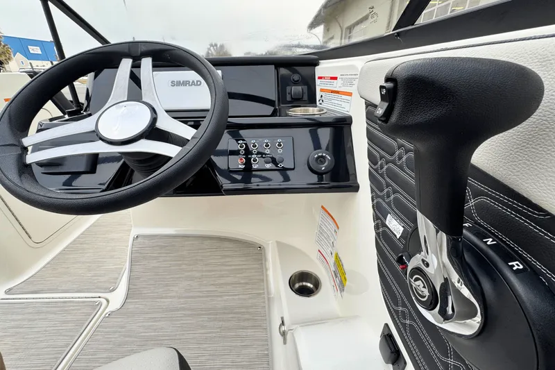 Slide: The Image of Sea Ray SPX 190 Outboard 2025 - 7