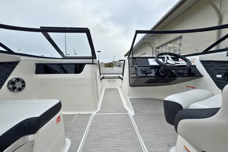 Slide: The Image of Sea Ray SPX 190 Outboard 2025 - 8