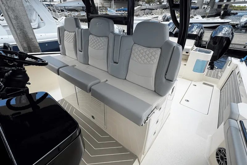 Slide: The Image of Scout 400 LXF 2025 - 10