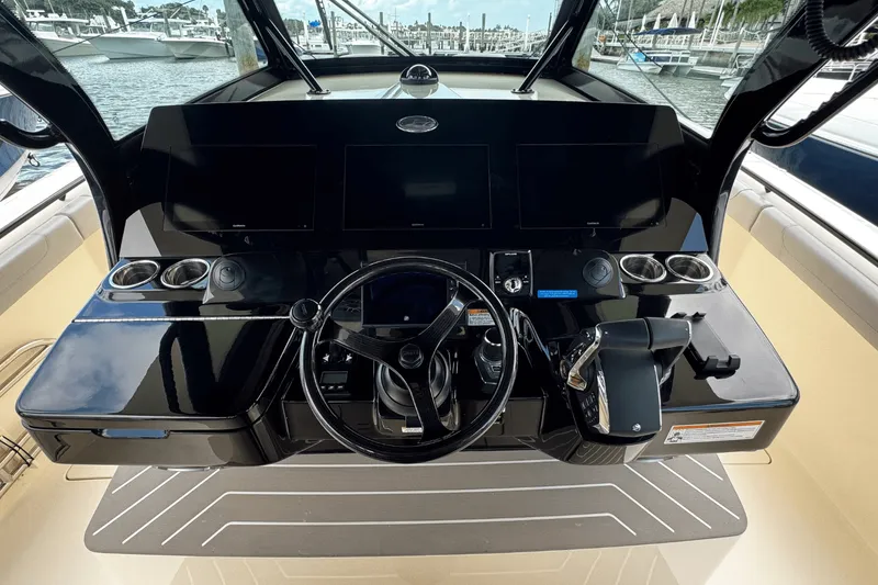 Slide: The Image of Scout 400 LXF 2025 - 12