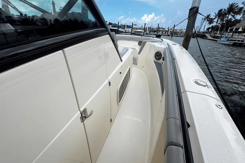 Slide: The Image of Scout 400 LXF 2025 - 16