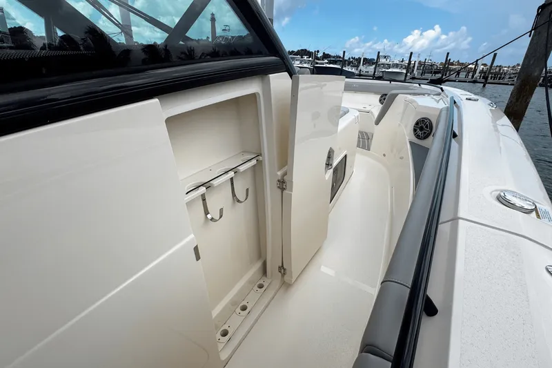 Slide: The Image of Scout 400 LXF 2025 - 17