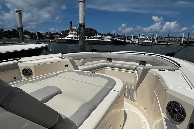 Slide: The Image of Scout 400 LXF 2025 - 18