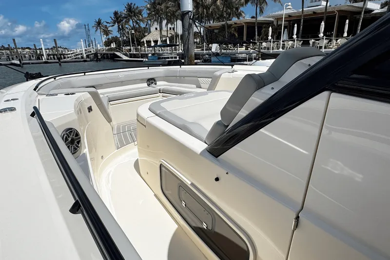 Slide: The Image of Scout 400 LXF 2025 - 19