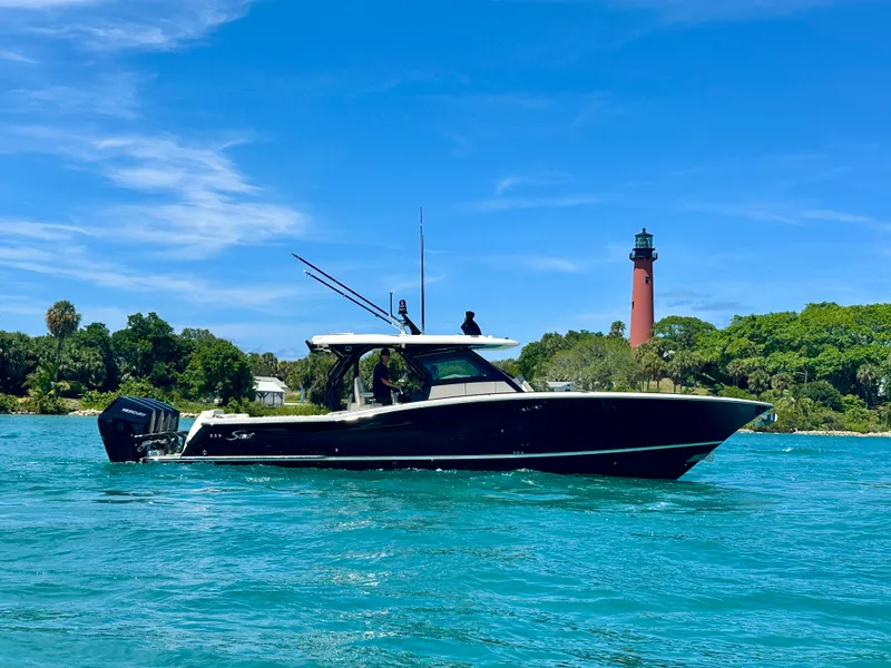 Slide: The Image of Scout 400 LXF 2025 - 2