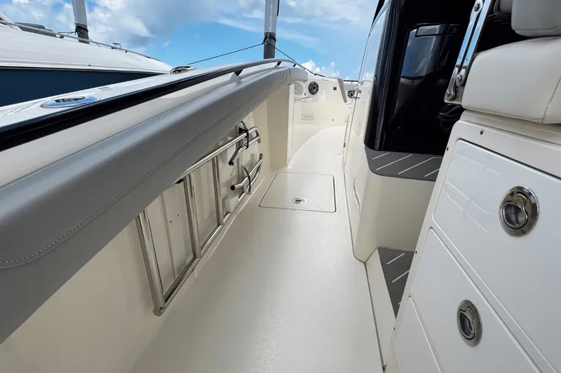 Slide: The Image of Scout 400 LXF 2025 - 22