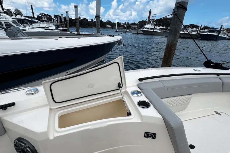 Slide: The Image of Scout 400 LXF 2025 - 26