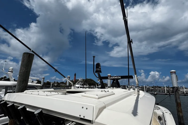 Slide: The Image of Scout 400 LXF 2025 - 32