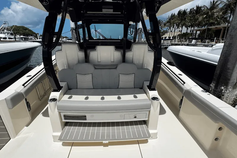 Slide: The Image of Scout 400 LXF 2025 - 4