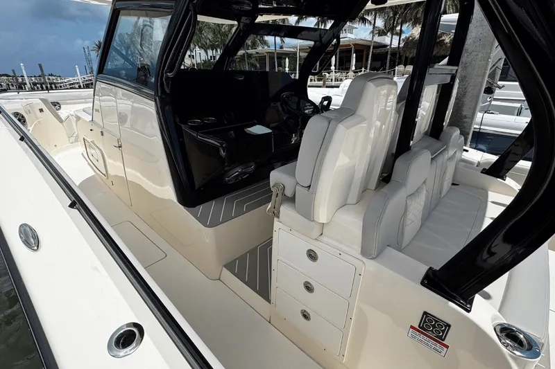 Slide: The Image of Scout 400 LXF 2025 - 8