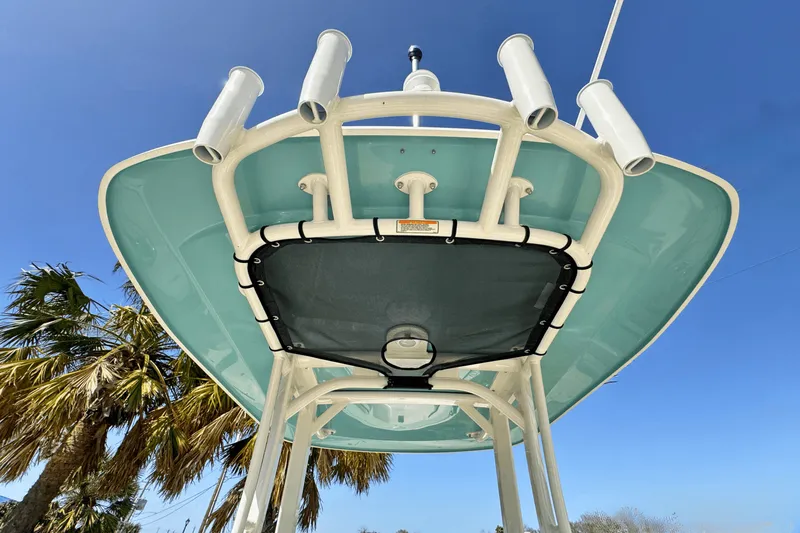 Slide: The Image of Boston Whaler 220 Dauntless 2025 - 10