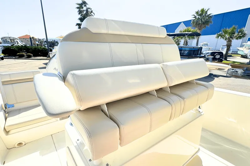 Slide: The Image of Boston Whaler 220 Dauntless 2025 - 11