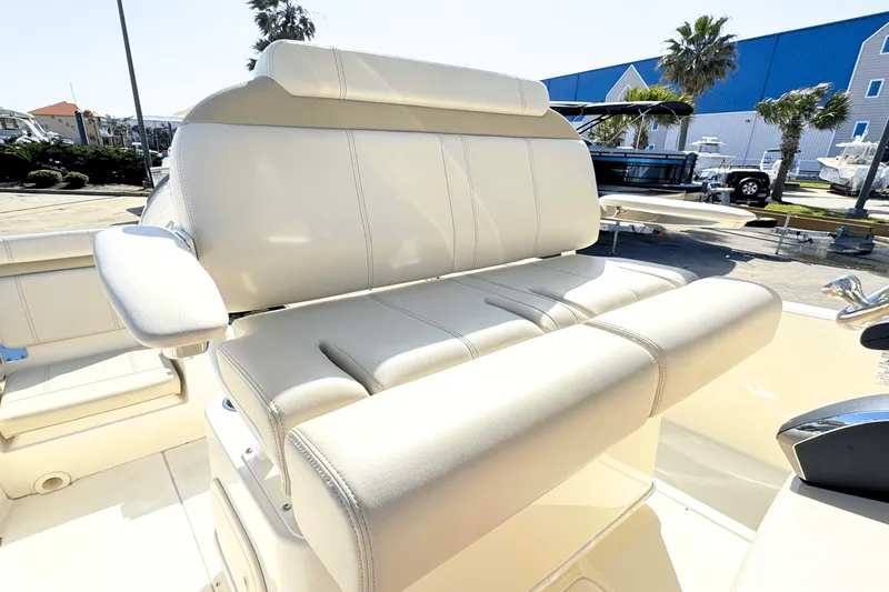Slide: The Image of Boston Whaler 220 Dauntless 2025 - 12