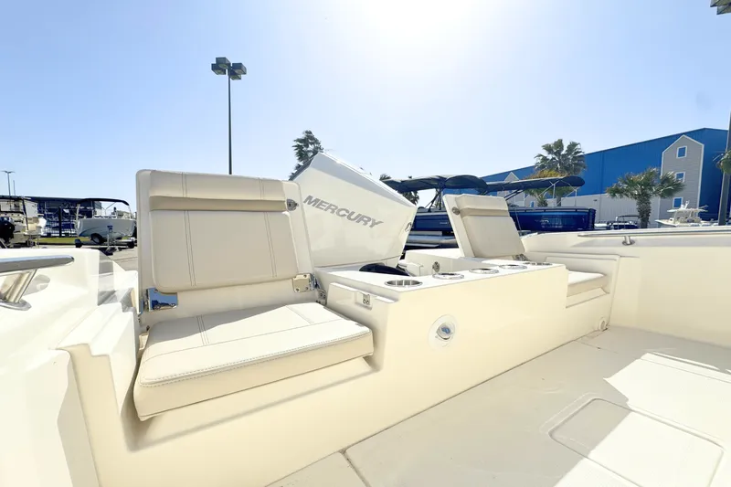 Slide: The Image of Boston Whaler 220 Dauntless 2025 - 13
