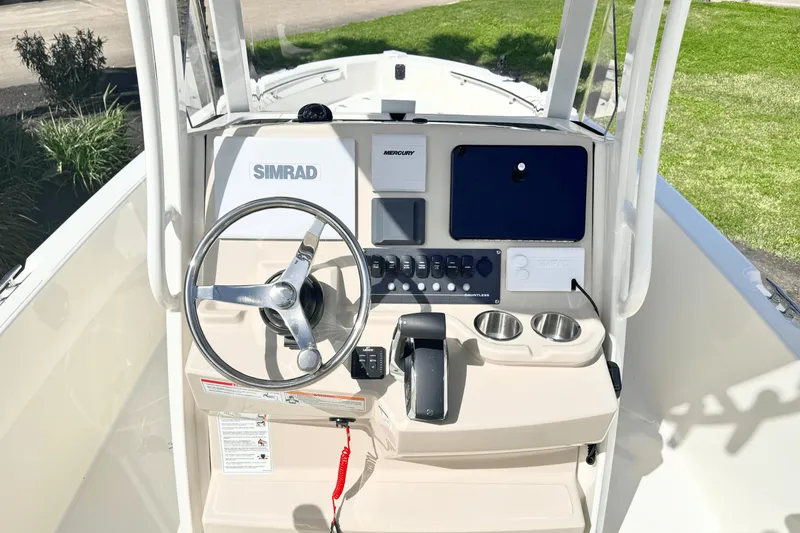 Slide: The Image of Boston Whaler 220 Dauntless 2025 - 16