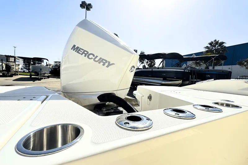 Slide: The Image of Boston Whaler 220 Dauntless 2025 - 19